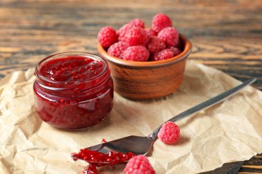 Ahşap masada lezzetli ahududu reçeli