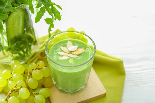 Glas gezonde smoothie met ingrediënten op witte tafel — Stockfoto