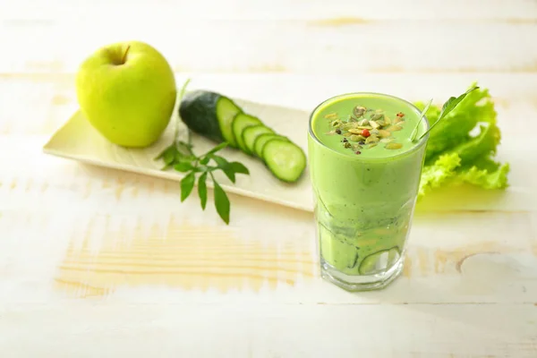 Glas gesunder Smoothie mit Zutaten auf weißem Tisch — Stockfoto