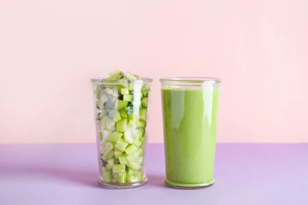 Lunettes avec smoothie savoureux et ingrédients coupés sur la table — Photo