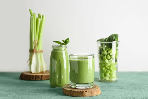 Smakelijke groene smoothie op tafel — Stockfoto