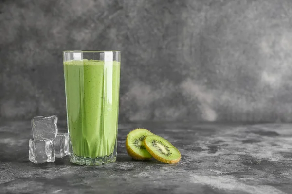 Vaso de sabroso batido con hielo sobre fondo grunge — Foto de Stock