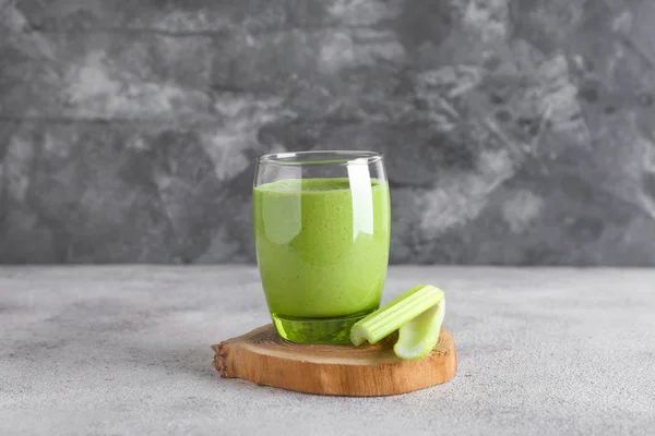 Glass of tasty smoothie on grey background — Stock Photo, Image