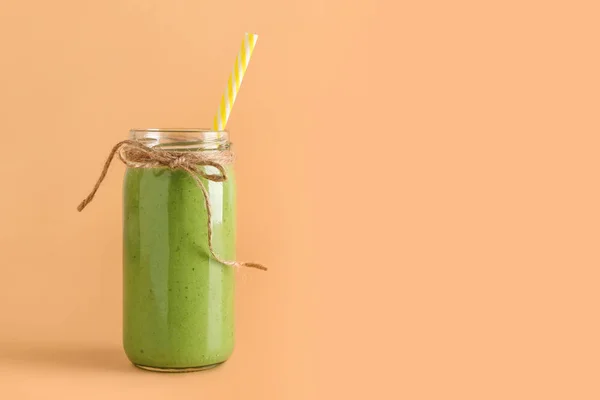 Pot de smoothie savoureux sur fond de couleur — Photo