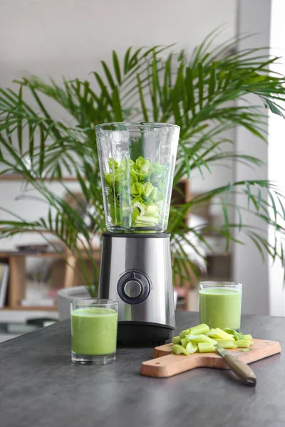 Förberedelse av välsmakande smoothie med mixer i köket — Stockfoto