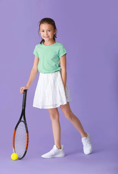 Renkli arka planda tenis raket ile küçük kız — Stok fotoğraf