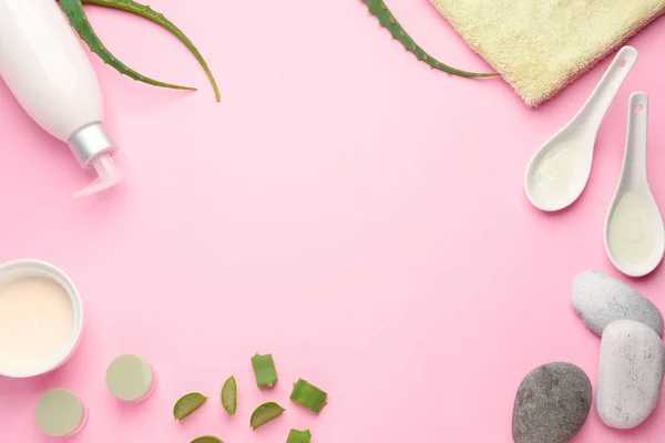 Produtos cosméticos com folhas de aloés e pedras spa no fundo de cor — Fotografia de Stock