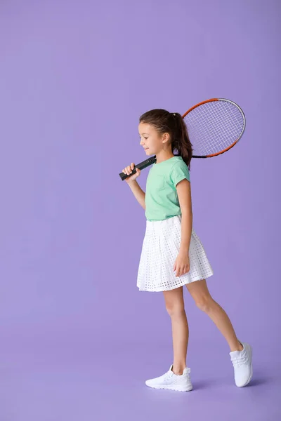 Renkli arka planda tenis raket ile küçük kız — Stok fotoğraf