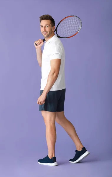 色の背景にハンサムなテニスプレーヤー — ストック写真