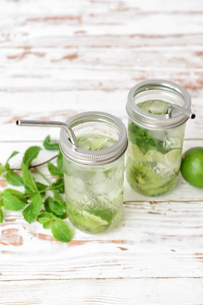 Frascos de agua fresca infundida sobre mesa de madera blanca — Foto de Stock