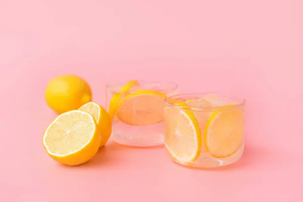 Glasses of fresh infused water with lemon on color background — Stock Photo, Image