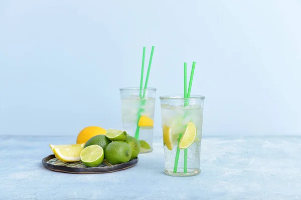 Gläser mit frischem Wasser mit Zitrusfrüchten auf dem Tisch — Stockfoto