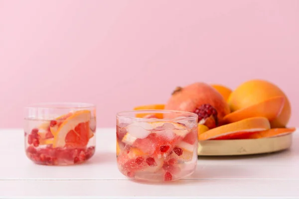 Vasos de agua fresca infundida sobre mesa blanca —  Fotos de Stock