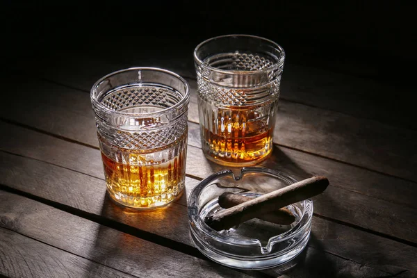 Szklanki zimnej whisky z cygara na drewnianym stole — Zdjęcie stockowe
