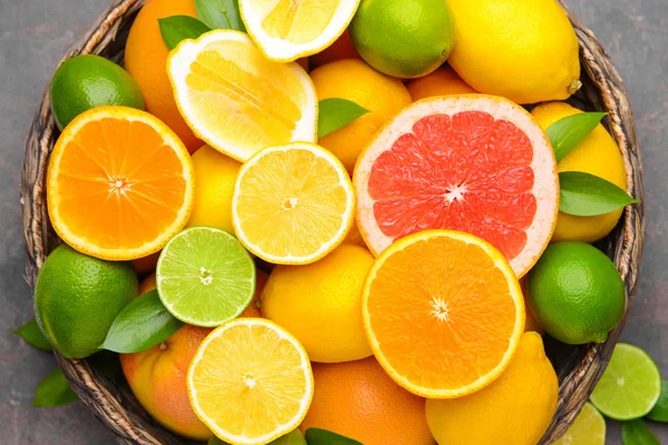 Different citrus fruits in basket, closeup — Stock Photo, Image