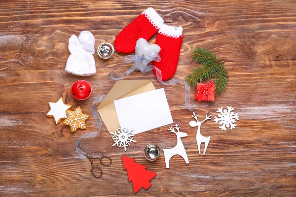 Lege kaart met envelop en Christmas decor op houten achtergrond — Stockfoto