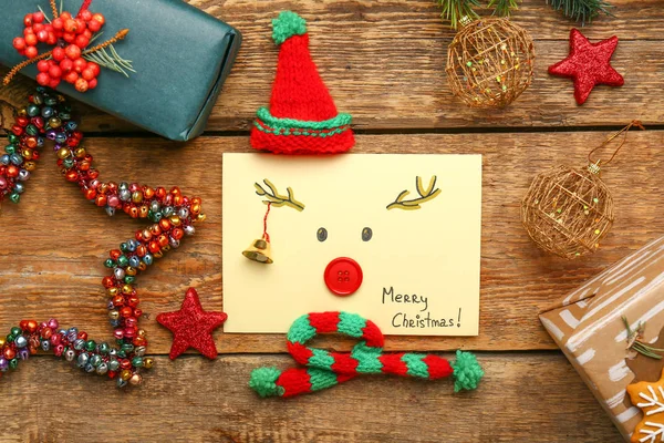 Handgemachte Weihnachtskarte mit Dekor und Geschenkschachteln auf Holzgrund — Stockfoto