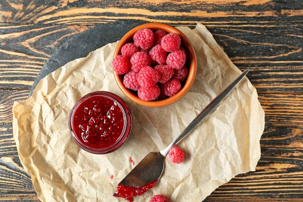 Gustosa marmellata di lamponi sul tavolo di legno — Foto Stock