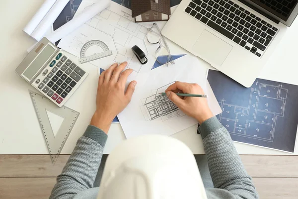 Arquitecto trabajando en proyecto de edificio en oficina — Foto de Stock