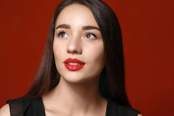 Beautiful young woman with bright lipstick on color background — Stock Photo, Image