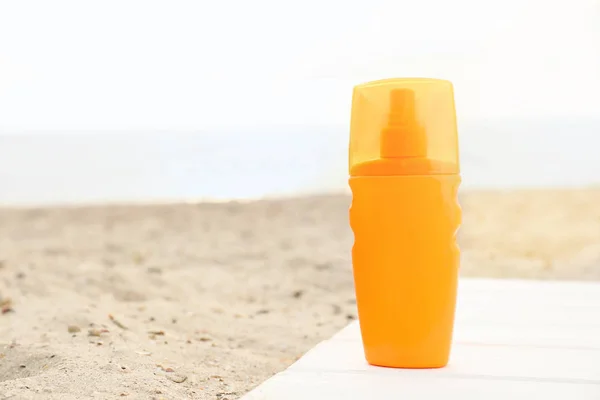 砂浜の日焼け止めクリームのボトル — ストック写真