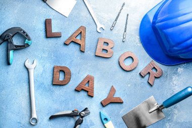 Renkli arka planda araçlar ve metin İşçi Bayramı kümesi