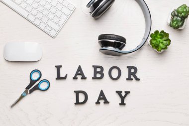 Pc klavye, fare, kulaklık ve metin İşçi Bayramı ışık arka plan