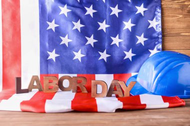 Abd bayrağı, hardhat ve ahşap masa üzerinde metin İşçi Bayramı