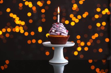Defokus ışıkları karşı masada Lezzetli Birthday cupcake