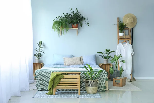 Interior del dormitorio moderno con plantas de interior — Foto de Stock