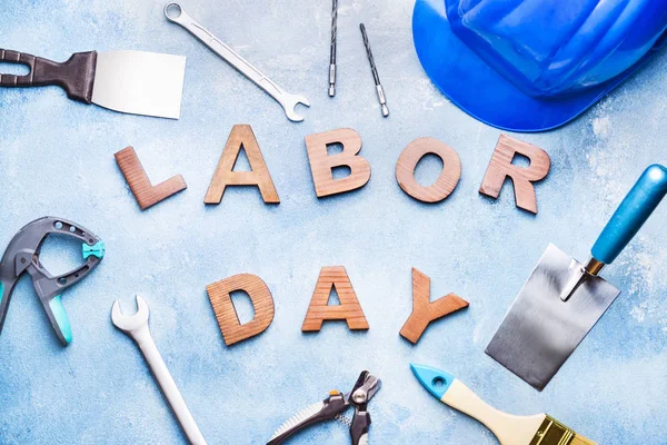 Conjunto de herramientas y texto LABOR DAY sobre fondo de color —  Fotos de Stock