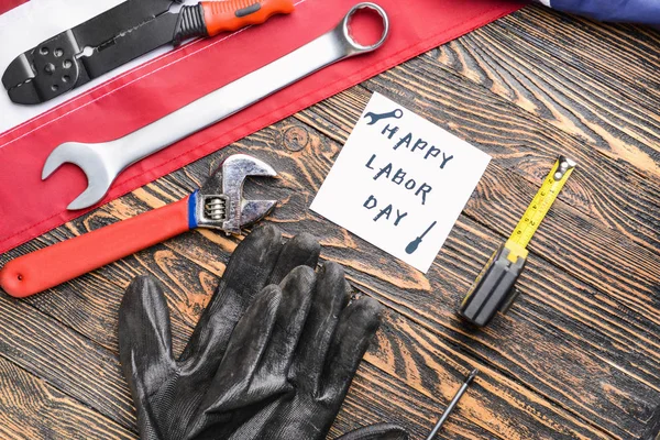 Készlet eszközök, kártya szöveggel Labor Day és amerikai zászló fa háttér — Stock Fotó
