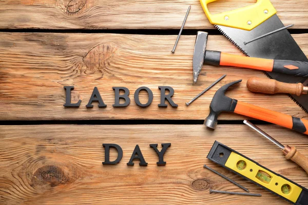 Conjunto de herramientas y texto LABOR DAY sobre fondo de madera — Foto de Stock