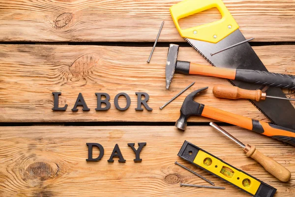 Conjunto de herramientas y texto LABOR DAY sobre fondo de madera — Foto de Stock