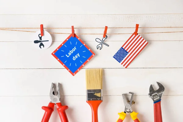 Összetétele meg az eszközök és az USA zászló fehér fa háttér. Labor Day ünnepe — Stock Fotó