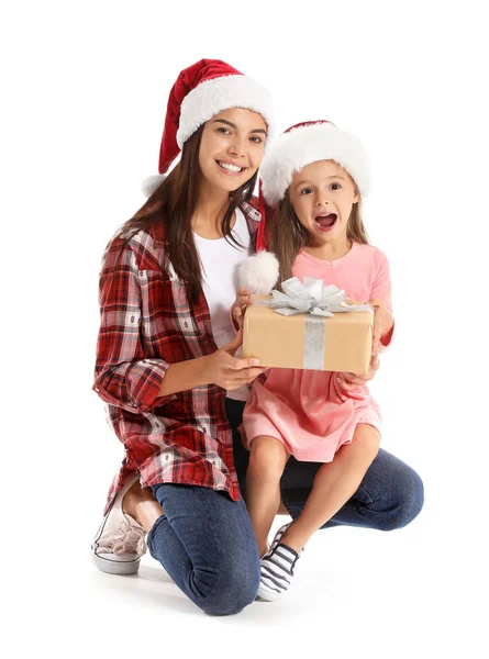 Mulher e sua filhinha com presente de Natal no fundo branco — Fotografia de Stock