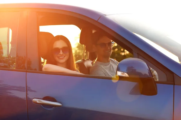 Šťastný pár sedí ve svém novém autě — Stock fotografie