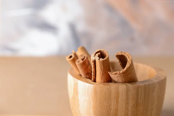 Bowl dengan tongkat kayu manis aromatik, close seup — Stok Foto