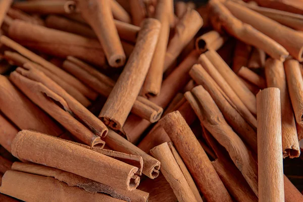 Beaucoup de bâtonnets de cannelle aromatique comme fond — Photo