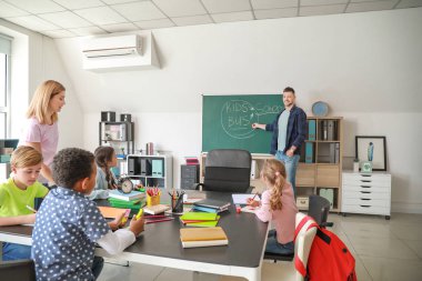 Sınıfta ders veren öğretmenler