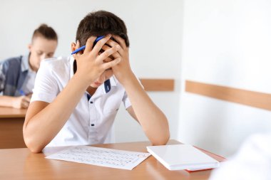 Sorunlu çocuk sınıfta okul sınavını geçti