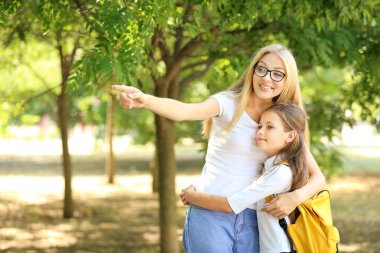 Anne okula yakın kızına veda