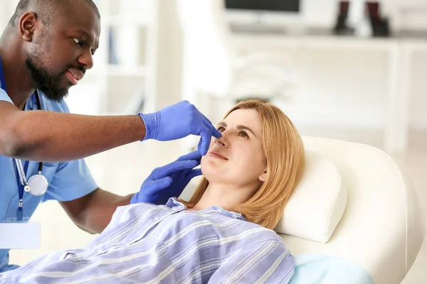 Woman meeting with plastic surgeon before operation in clinic — Stock Photo, Image