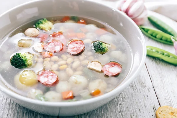La sopa sabrosa con las legumbres en el plato a la mesa, el primer plano — Foto de Stock