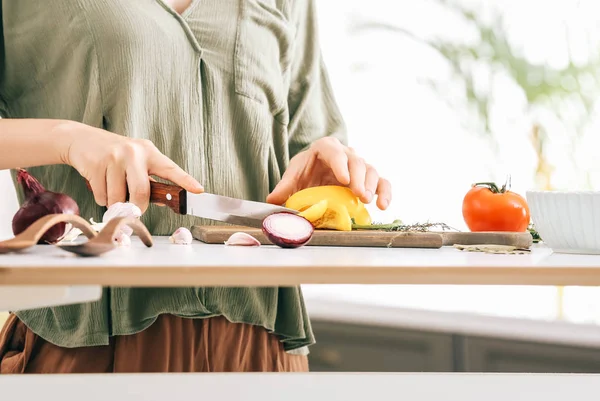 Frau macht gesunden Gemüsesalat in der Küche, Nahaufnahme — Stockfoto