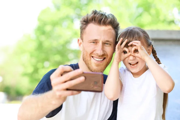 Portré az apa és a kislánya vesz selfie szabadban — Stock Fotó