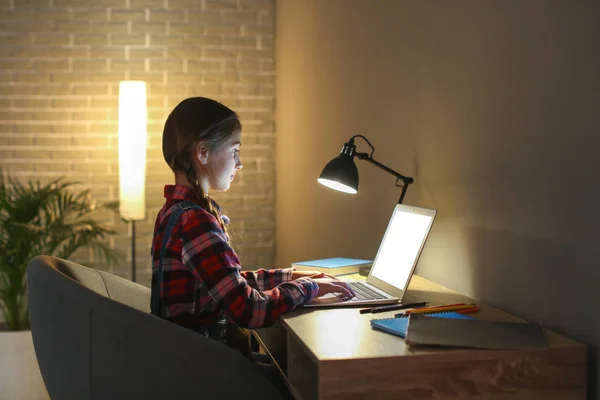 Menina com laptop sentado à noite — Fotografia de Stock