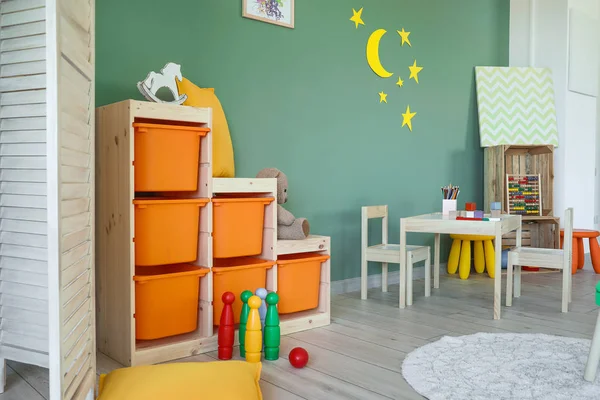 Стильний інтер'єр сучасної ігрової кімнати в дитячому саду — стокове фото