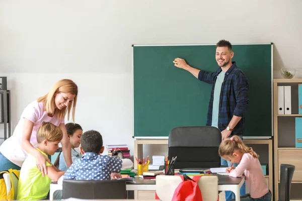 Teachers conducting lesson in classroom — Stock Photo, Image
