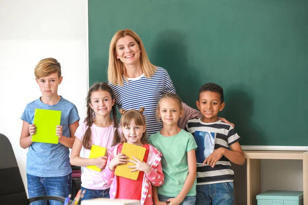 Schattige kinderen met leraar in klaslokaal — Stockfoto